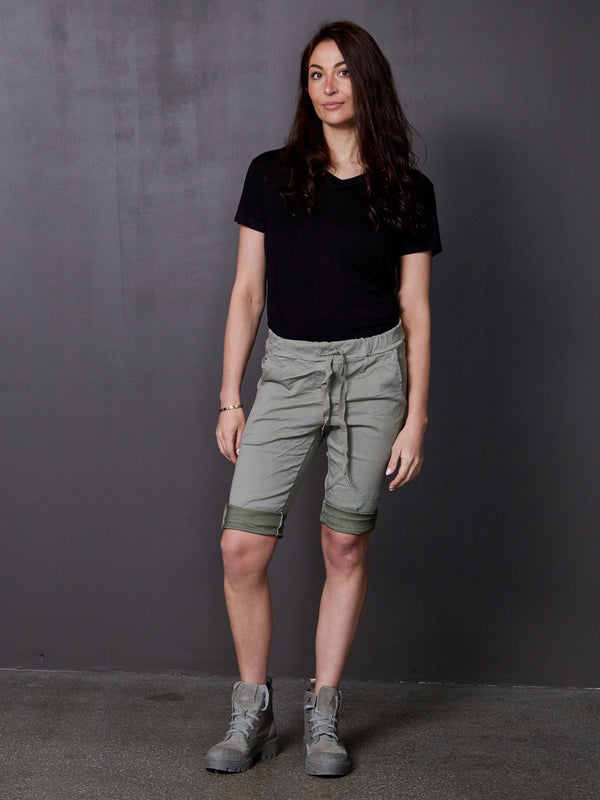 NÜ Uta Capri Shorts Shorts Army